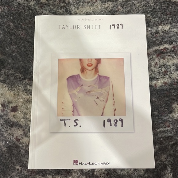 Taylor Swift Bundle - Picture 7 of 9